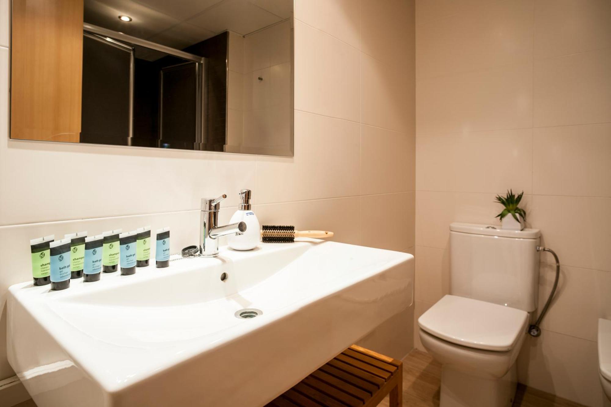Feelathome Mozart Apartments Barcelona Exteriör bild